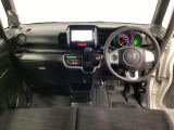 車内は光触媒抗菌消臭施工済です。インパネ周りはスタイリッシュなデザインです。グローブボックスやカップホルダーのほかにトレーなどたくさんの収納スペースが付いています。