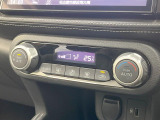 【オートエアコン】一度お好みの温度に設定すれば、車内の温度を検知し風量や温度を自動で調整。暑い&hellip;寒い&hellip;と何度もスイッチ操作をする必要はありません。快適な車内空間には必須の機能ですね♪