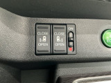 【両側パワースライドドア】両側がパワースライドドアになっており、運転席のスイッチやスマートキーでも開閉が可能です!開口部も広いので乗り降りも楽々♪