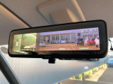 後席の荷物や乗員に遮られないクリアな後方視界を実現。スイッチ一つで通常の鏡面と切替可能です!