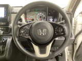 ハンドルにHondaセンシング系のクルーズコントロールやレーンキープアシストなどのスイッチと、オーディオの操作スイッチが装備されています。ハンドルから手を離さず安全に操作できます。