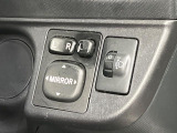 【電動格納ミラー】サイドミラーは電動格納式となっており、狭い駐車場でもキズがつくリスクを抑えられます。