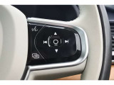 右側のステアリングスイッチは、オーディオコントロール、音声入力時のスイッチが備わります。