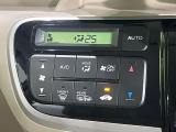 【オートエアコン】一度お好みの温度に設定すれば、車内の温度を検知し風量や温度を自動で調整。暑い&hellip;寒い&hellip;と何度もスイッチ操作をする必要はありません。快適な車内空間には必須の機能ですね♪