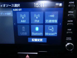 【オーディオ選択画面】AM/FMの切替や、交通情報もこちらの画面から選択できます。
