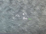 【ヘッドアップディスプレイ】ヘッドアップディスプレイ(HUD)とは、フロントガラスやガラス板にナビや道路情報を投影することで、運転に必要な情報を視点を外さずに確認できる機能です。