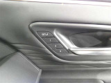運転席のシートポジションを記憶・再現できるメモリー機能を搭載しています。