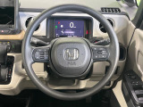 インテリアに合わせたデザインのステアリングは、運転される方のことも考え、運転しやすい形状、大きさです。是非一度、実際に触ってお確かめください。