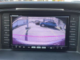 カラーで後方映像をモニターに映し出してくれるので、ショッピングモールのような狭い駐車場であったとしても障害物を見つけ、楽々駐車することができますね。