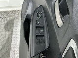 狭い駐車場で便利な電動格納ドアミラーが付いています。