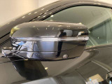 BMWのミラーは車種によって異なりますがレーンチェンジウォーニングが装備されております。詳しくは当店スタッフまでお問い合わせくださいませ。