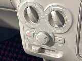 寒い冬も暑い夏も全席に快適な空調を届けてくれる、ダイヤル式エアコンを装備♪