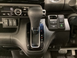 CVT車のセレクトレバーです。低速から高速まで、変速ショックのないスムーズな走りと、エンジン効率のよい領域を維持して燃費にも貢献します。サイドブレーキはスイッチ操作の電子制御パーキングブレーキです。
