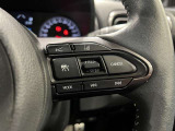 ステアリングスイッチ付きで、運転中に視線を前に向けたまま操作できます。
