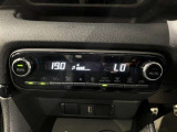 左右独立温度コントロールフルオートエアコンです。運転席、助手席それぞれで独立して温度設定ができます。