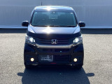 【HID】ディスチャージヘッドライトが装備されています。夜間走行時や雨の日に明るく安全に前方を照らすことが出来ます。対向車からも見えやすいので相手に接近を知らせることも出来ます。