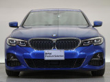【キドニーグリル】BMWの代名詞。一目見ただけでBMWであると認識できる確固たるアイコンとして存在感を放ちます。