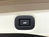 【パワーバックドア】スマートキーや運転席のボタンを押すだけでリアゲートが自動で開閉します!荷物を持っている時や、高い位置にあるバックドアを閉める際に便利な機能です♪