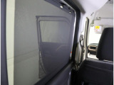 後部座席にはサンシェードが付いており、小さなお子様にも優しい車です。