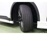 タイヤサイズ 225/45R21。
