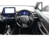 スポーティームード溢れる運転席周りですね。 クイックなドライビングに対応できるよな運転席回りになっています。 ドライブがますます楽しくなりますね!