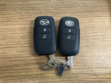 【スマートキー】 スマートキーを携帯していれば、ドアハンドルのボタンを押してロックの解除ができ、パワースライドドアもワンタッチで開閉できます。