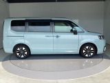 狭い駐車場でも、スライドドアならチャイルドシートへのお子さまの乗降や荷物の積載もスムーズ。