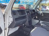 横方向にすっきりと広がるダッシュボードが運転席との造形的なつながりを表現し、助手席のパートナーへ心地よい開放感と安心感を演出しています。