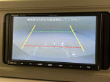 後方の見える安心をお届けするバックガイドモニター付:バックするときのアシストラインもあって楽々バック!車庫入れや縦列駐車をサポートし、苦手な駐車も安心です!今やもう手放せない装備ですネ♪