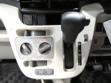 【インパネ下部】手元でスムーズに操作できるシフトレバー。運転席にはシートヒーターを備えており、冷え込む季節の始まりや冬の朝でも、素早く身体を温めてくれます。