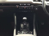 シフトレバーの奥に見えるのは、エアコンの操作スイッチ&ダイヤルでとっても使いやすいですよ♪