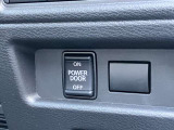 両側オートスライドドアです。インテリジェントキーや運転席のスイッチで簡単にドアの開閉ができるので、とても便利な装備です♪