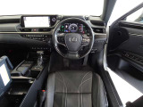 革巻きステアリングで快適な操作性の運転席です。