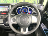インテリアに合わせたデザインのステアリングは、運転される方のことも考え、運転しやすい形状、大きさです。是非一度、実際に触ってお確かめください。