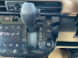 【オートブレーキホールド】ブレーキペダルを踏んで停車すると、ブレーキペダルから足を離してもクルマがブレーキ力を維持。足の疲れを緩和します。