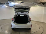 バックドアを上げた状態です。シートのアレンジ次第で荷室のスペースが広くなります!用途に合わせて快適な室内を!