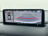 360&deg;ビューモニターでは、両サイドとフロント、バックカメラの合成で、あたかも上空から見下ろした様に周囲を確認して頂けます。駐車場だけでなく、T字路等でも活躍のアイテムです!