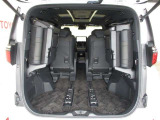 3列目シートは跳ね上げ式で折りたたみ可能です。キャンプ用品など大きな荷物もばっちり収納可能です!