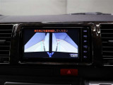 パノラミックビューモニター付きです。車両を上から見たような映像をディスプレイオーディオ画面に表示。運転席からの目視だけでは見にくい、車両周辺の状況をリアルタイムでしっかり確認できます。