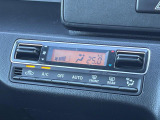 【オートエアコン】一度お好みの温度に設定すれば、車内の温度を検知し風量や温度を自動で調整。暑い&hellip;寒い&hellip;と何度もスイッチ操作をする必要はありません。快適な車内空間には必須の機能ですね♪