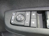 駐車時や狭い道でのすれ違い時に気を使うミラー。電動格納式ドアミラーはそんな時に便利です。