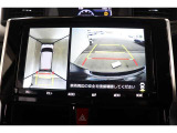 前後左右のカメラの映像を合成し、車を上から見たような視点のパノラミックビューモニター。後方の死角だけでなく左右や前方の障害物の発見もしやすくなります。