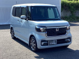 狭い駐車場でも、スライドドアならチャイルドシートへのお子さまの乗降や荷物の積載もスムーズ。