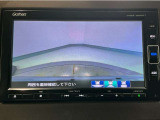 【バックカメラ】運転が苦手な方も車庫入れラクラクです!ギアをリバースに入れれば自動的に切り換わりますので、面倒な操作は不要です♪狭い駐車場もお車を傷つけず安心ですね!