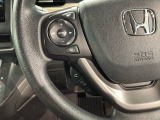 ステアリングにオーディオ操作スイッチが付いています。オーディオ画面に直接タッチしなくても操作が出来ますので、運転に集中できます。
