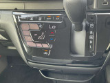 タブレット端末のようなタッチパネル式のオートエアコン採用。凹凸のない滑らかな表面で操作感を高めています。