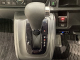 CVT車のセレクトレバーです。低速から高速まで、変速ショックのないスムーズな走りと、エンジン効率のよい領域を維持して燃費にも貢献します。サイドブレーキはスイッチ操作の電子制御パーキングブレーキです。