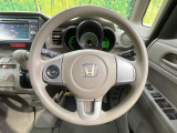インテリアに合わせたデザインのステアリングは、運転される方のことも考え、運転しやすい形状、大きさです。是非一度、実際に触ってお確かめください。