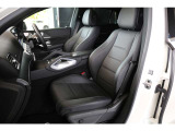 メルセデスのシートは少し硬めになっております。長時間の運転の際、適度な反発があることでお尻や腰の負担を減らす効果が御座います。