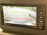 【バックカメラ】駐車時に後方がリアルタイム映像で確認できます。大型商業施設や立体駐車場での駐車時や、夜間のバック時に大活躍!運転スキルに関わらず、今や必須となった装備のひとつです!